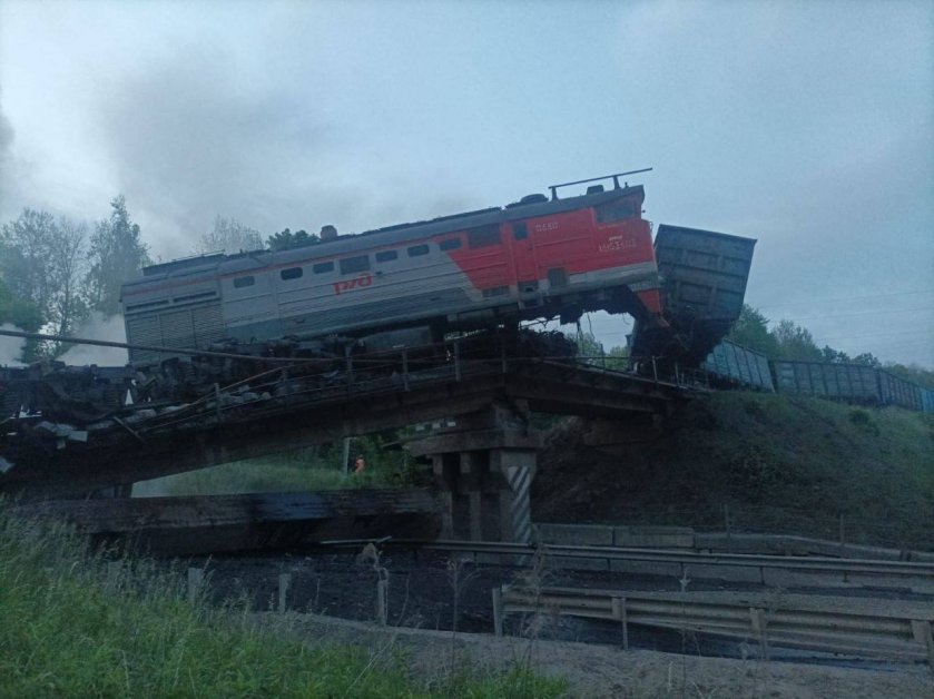 В Курской области во время движения локомотива обрушился мост