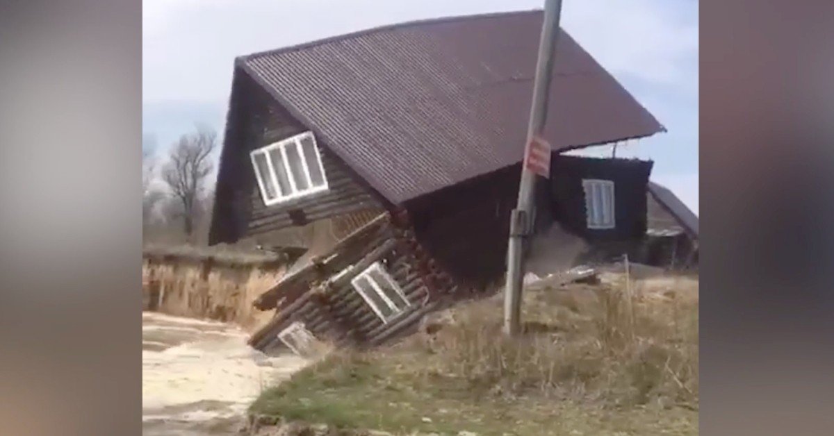 Домовладелец, чей двухэтажный коттедж упал в реку и уплыл, не смог добиться страхового возмещения